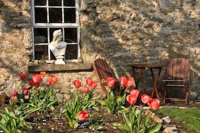 Charming 18th Century Gamekeeper's Cottage at Williamstadt House