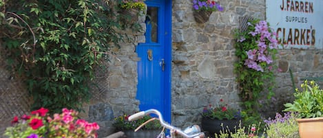 GameKeeper's Cottage in the Courtyard of Williamstadt House