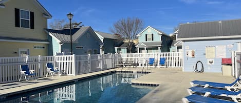 Beauitiful swimming pool in the center of the neighborhood