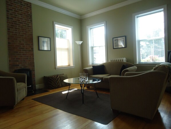 Delightful Ground Level Heritage One bedroom