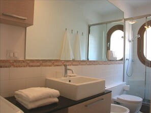 Bathroom w/shower