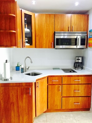 Kitchen with quartz countertop