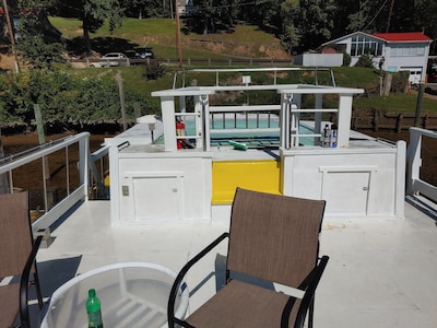 A Warm and Cozy 50' Houseboat in gated, quaint and peaceful marina near the city