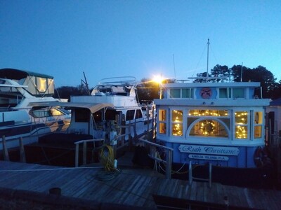 A Warm and Cozy 50' Houseboat in gated, quaint and peaceful marina near the city