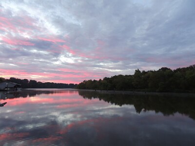 A Warm and Cozy 50' Houseboat in gated, quaint and peaceful marina near the city