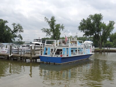 A Warm and Cozy 50' Houseboat in gated, quaint and peaceful marina near the city