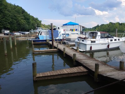 A Warm and Cozy 50' Houseboat in gated, quaint and peaceful marina near the city