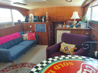 A Warm and Cozy 50' Houseboat in gated, quaint and peaceful marina near the city