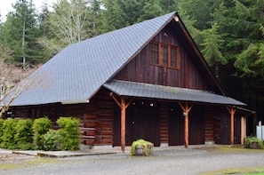 Guest-Cabin "Man-cave"