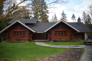 Main Log Cabin - 3 Bedrooms/3 Baths
