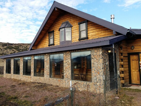 Beautiful Authentic Cabin with Mountain Views.  Huge for family gatherings.