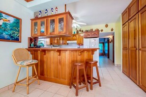 Fully equipped kitchen with counter seating