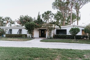 1500sq ft, 2 master suites, full kitchen, dining, living, laundry, private patio