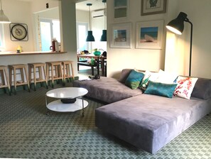 Family room integrated with the kitchen and dinning room 