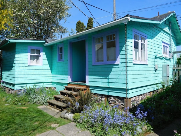 The Northern Lights - a West Seattle backyard cottage