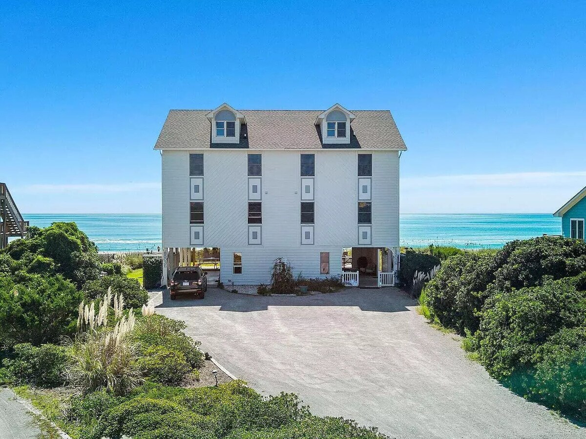Relaxing Oceanfront Living with Panoramic Views.