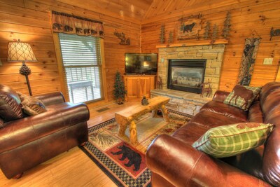 Mooseberry Ridge**1/2 mile to PKWY*Close to Dollywood/Outlets*FREE Wi-Fi**HotTub