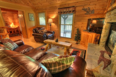 Mooseberry Ridge**1/2 mile to PKWY*Close to Dollywood/Outlets*FREE Wi-Fi**HotTub