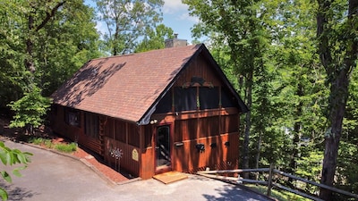 Mooseberry Ridge**1/2 mile to PKWY*Close to Dollywood/Outlets*FREE Wi-Fi**HotTub