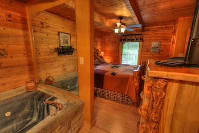 Mooseberry Ridge**1/2 mile to PKWY*Close to Dollywood/Outlets*FREE Wi-Fi**HotTub