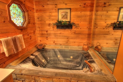 Mooseberry Ridge**1/2 mile to PKWY*Close to Dollywood/Outlets*FREE Wi-Fi**HotTub