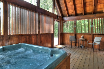 Mooseberry Ridge**1/2 mile to PKWY*Close to Dollywood/Outlets*FREE Wi-Fi**HotTub