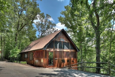 Mooseberry Ridge**1/2 mile to PKWY*Close to Dollywood/Outlets*FREE Wi-Fi**HotTub