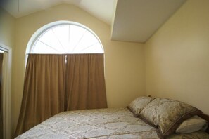 Upstairs Bedroom (2) - 1 Queen Bed