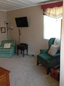 Easy Walking Distance To Downtown 'Mayberry' (Mount Airy) NC