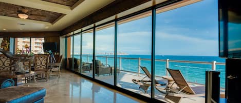 Open the wall to wall doors to enjoy the 180 ocean view