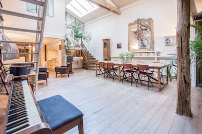 Huge loft, full of light, in the lively Canal Saint-Martin, near Marais area