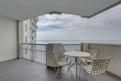 "Magnificent Ocean view" 3 Bedroom Condo For Golf Enthusiasts And Beach Love 