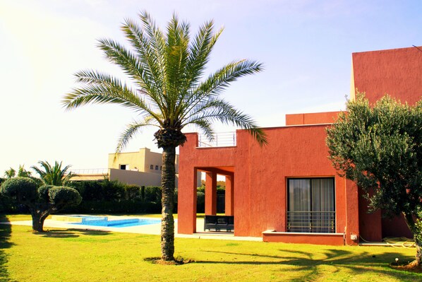 Villa with large backyard, pool spa and spectacular view on Gold course.