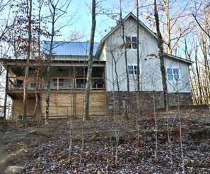 Our cozy mountain farmhouse is awaiting your visit! Enjoy 3 porches and firepit