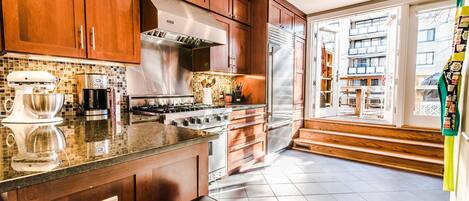 Chef's kitchen with all necessary appliances to prepare a wonderful meal!