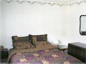 The cozy bedroom.
