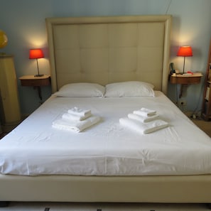 ROOM 1 ENSUITE King size bed in Memory foam