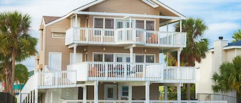 Multiple decks & waterfront areas allow large groups to relax comfortably.