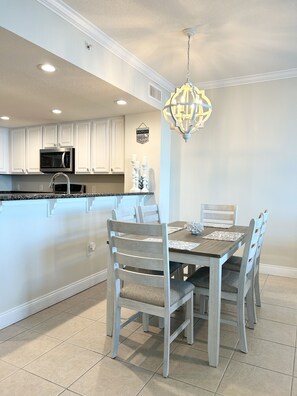 Dinning room seats 6