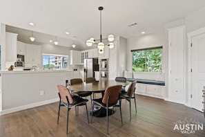 Great dining space for 6 people plus daybed near the window