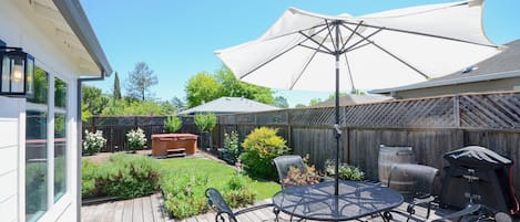 Garden, deck, bbq, &amp; HOT TUB