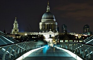 Location, Location, Location! It's only 4 min walk to St Paul's Cathedral!