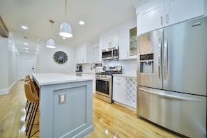 Make some delicious food and gather in this spacious kitchen. 