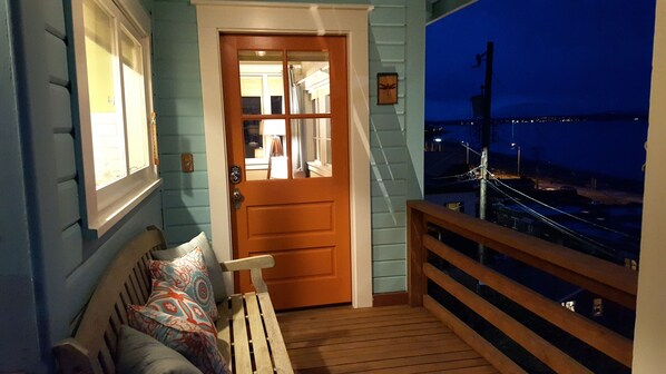 Welcome to Dragonfly Beach House, one block from Alki Beach!