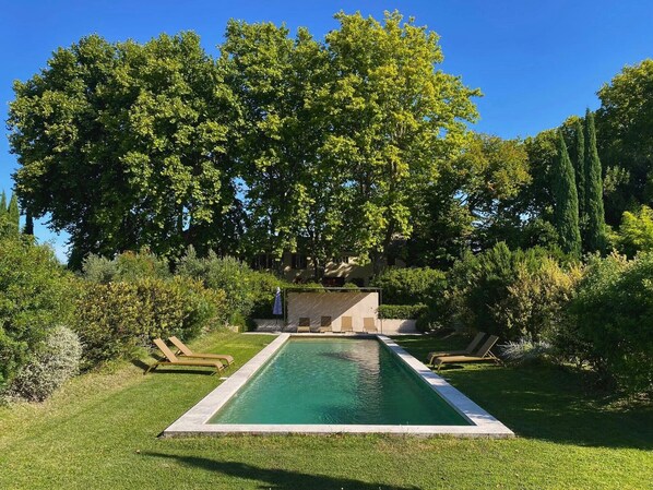 La piscine entourée de son écrin de verdure