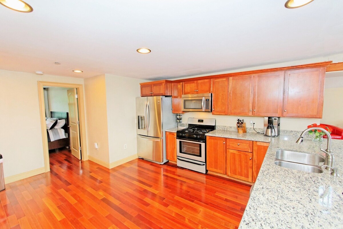 Saratoga Lake Waterfront – close to Racetrack & Downtown Saratoga!