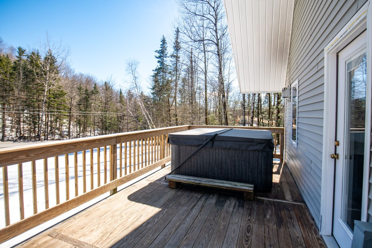 Ski House 1.5 Miles to Mt.Snow, Hot Tub, Hiking and Biking trails from property