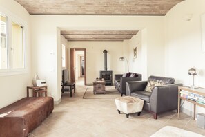 Large sitting room, leather armchairs, cowhide benches, TV, iPod Dock and Books.