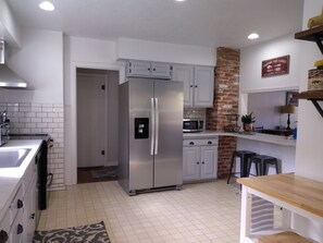 Full Kitchen.