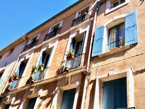 Welcome to "L'Appartement des Artistes #1" located in a historic building